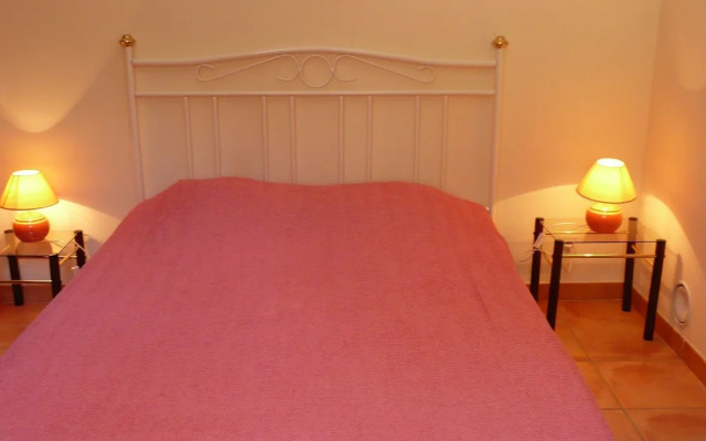 Spacious Villa at Saint-raphael With Jacuzzi