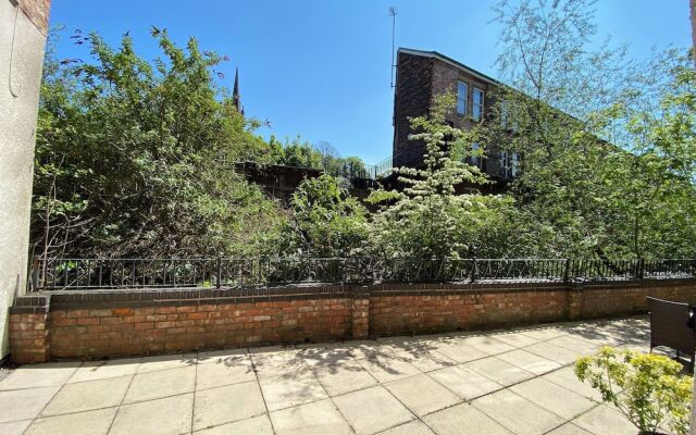 Studio - Sleeps 2 - Pets - Terrace - Parking