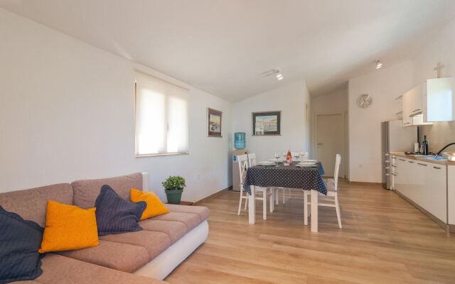 Awesome Home in Praznica With 2 Bedrooms, Jacuzzi and Wifi