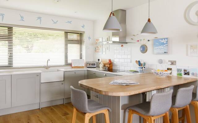 Pretty Coastal Home in Bosham Close to Water