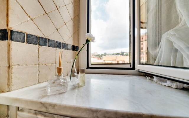 Sunny Flat in Elegant Building Close to Colosseum
