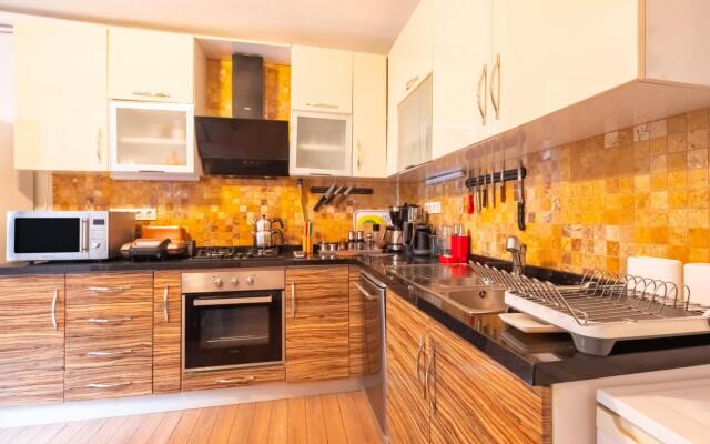 Flat with Garden Close to Coast in Uskudar