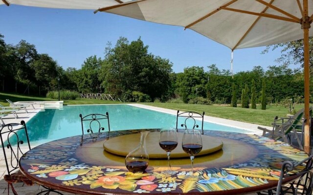 Authentic Holiday Home in Bucine with Private Swimming Pool