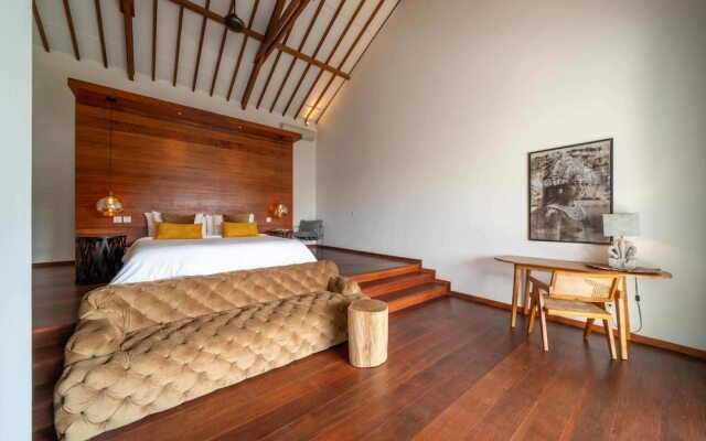 Luxury Private Loft, 2 BR, Canggu With Staff