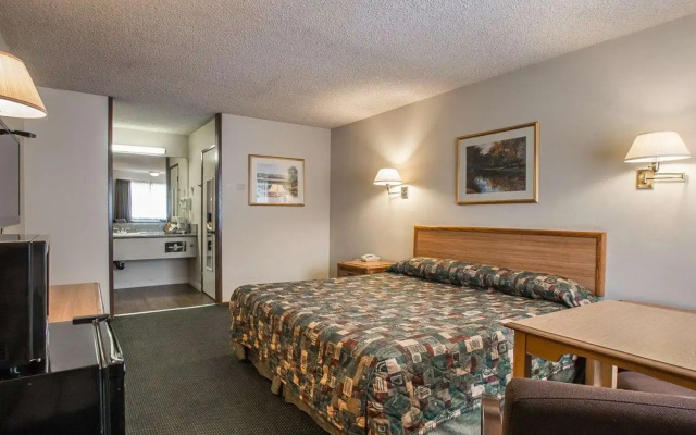 Palm Inn Hotel near Tyler Mall Riverside