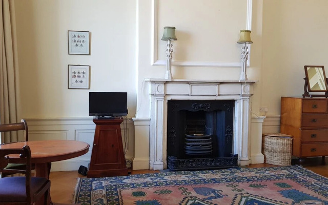 Classy Historic Edinburgh Apartment