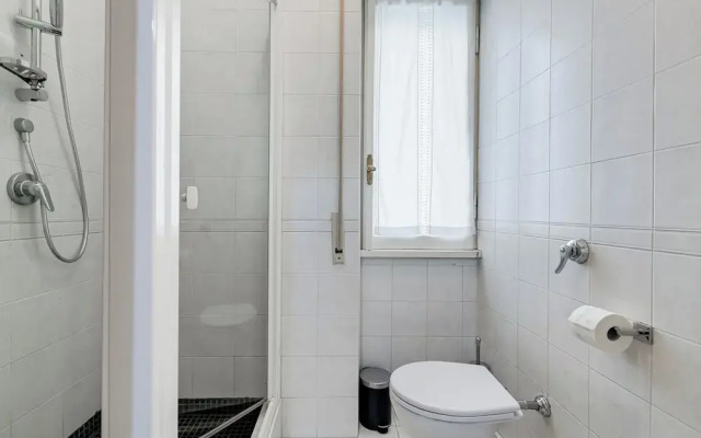 Cozy 2-Bedroom Flat with Balcony