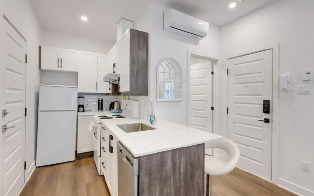 M11 Upscale Studio w Queen Bed AC Prime Location