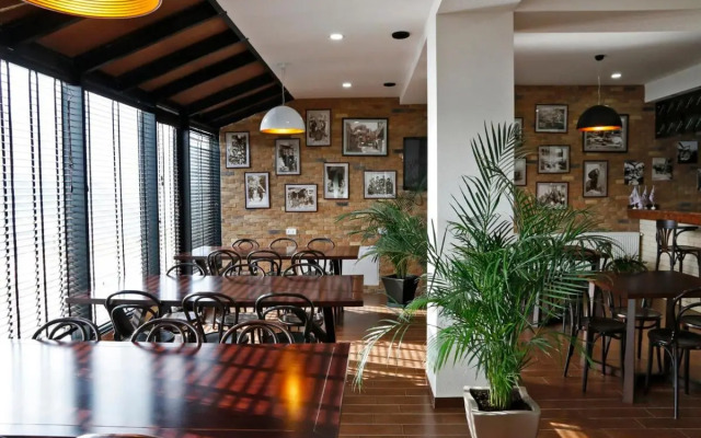 Club-2100 Hotel