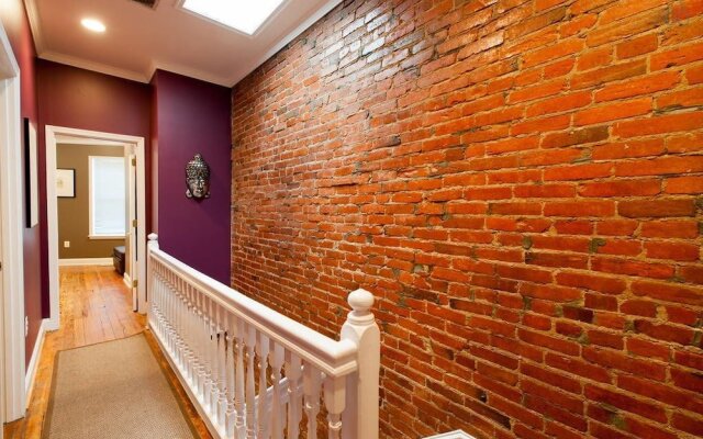 Modernized DC Rowhome in city-center