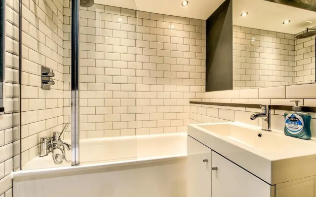 Bright and Spacious 4-bedroom Apart in Stockbridge