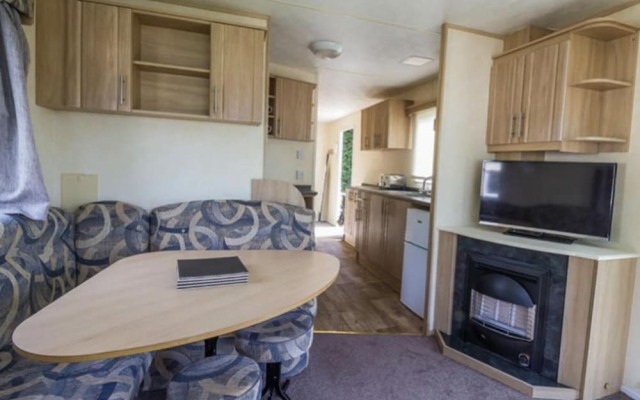 Caravansleeps8-fireplace-petsok-golf-gym-pool