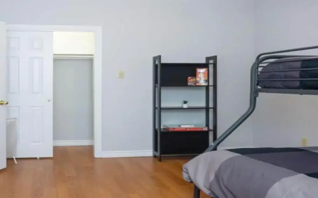 2BR Condo in Heart of Uptown Coffee Wifi