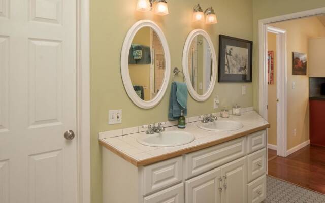 Artsy, Downtown Treehouse