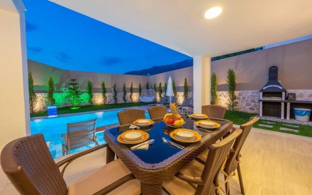 Luxury 4-bed Villa With Private Pool and Jacuzzi