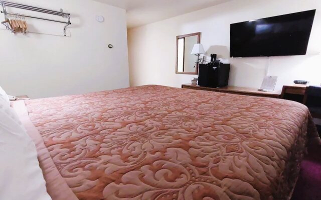 Love Hotels Staples by OYO at HWY 10 MN