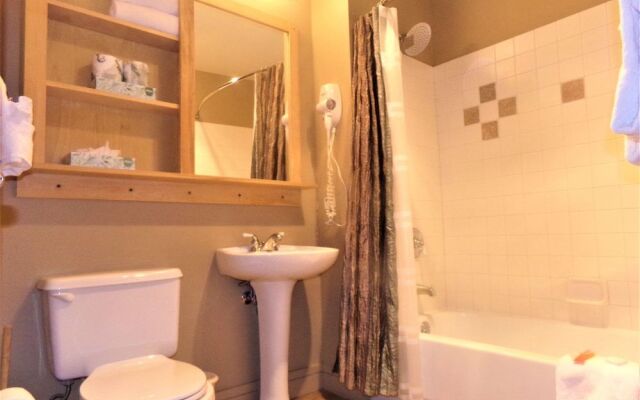 Silvermill SMDM 2 Br condo by RedAwning