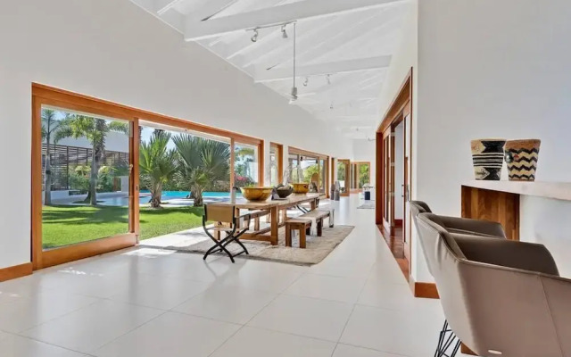 Modern Oasis Stunning Views of Golf Course River