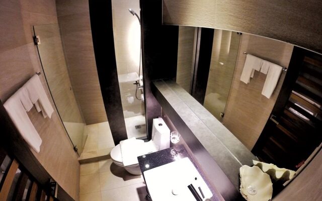 La Jenns Hotel and Resto Grill