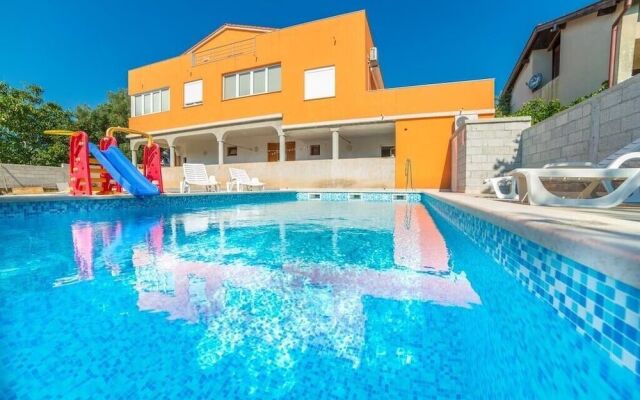 Comfort apartments with pool in Medulin
