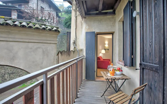 Magnolia House With Shared Pool