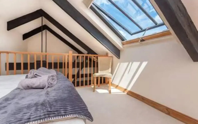 Harbourside Apartment With Seaviews and Parking