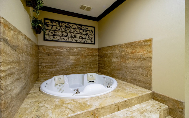 OYO Pinewood Inn & Suites Silsbee