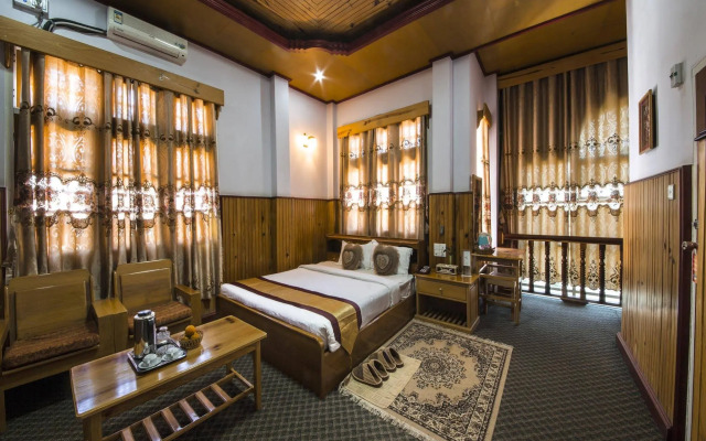 Honey Pine Hotel