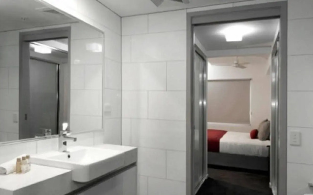 H on Mitchell Apartment Hotel
