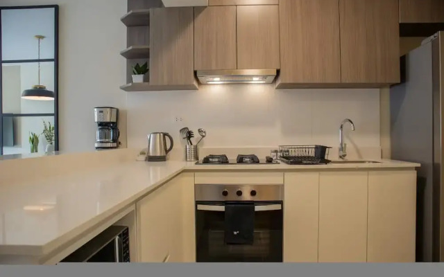 w Striking 1BR w Perfect Balcony Near Kennedy Park