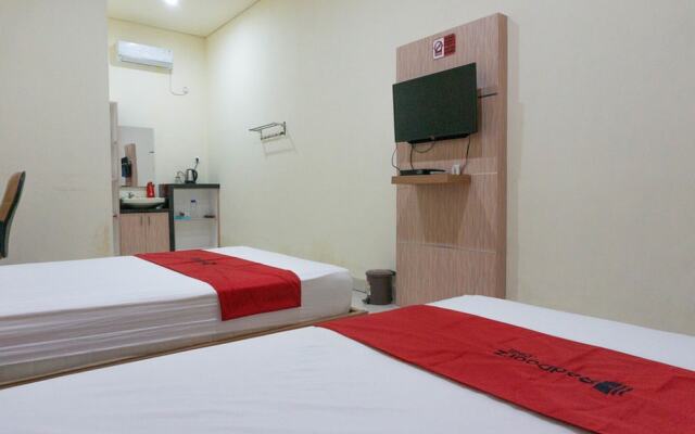 RedDoorz Syariah near Sultan Muhammad Kaharuddin Airport