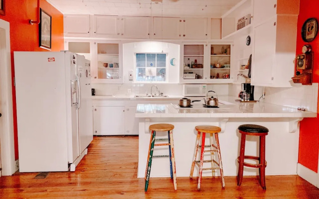 Blue Moon Guest House and Saloon