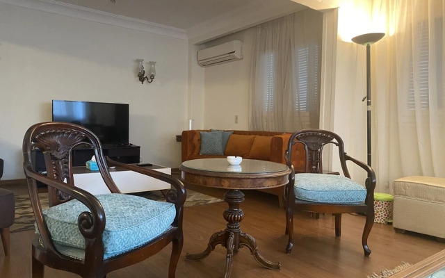 Charming 2-bedrooms Apartment With Side Nile View