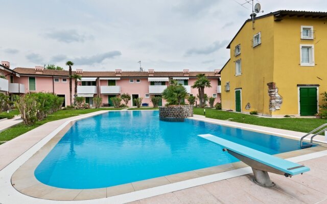 Vibrant Holiday Home in Lazise with Swimming Pool near Lake