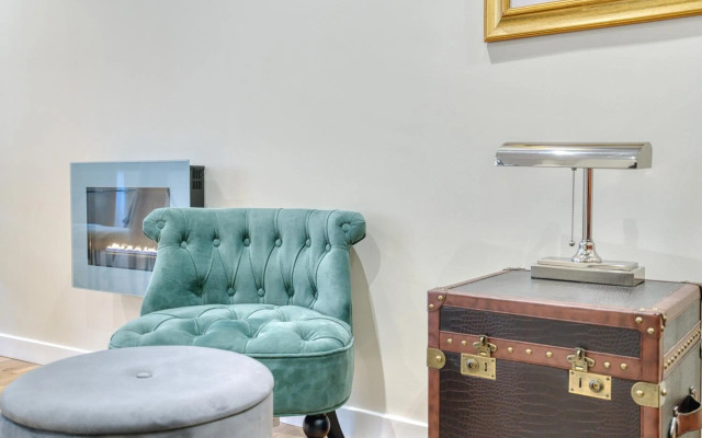 The Gloucester Lane Residence