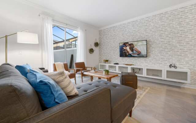 Modern townhome with private pool near Disney