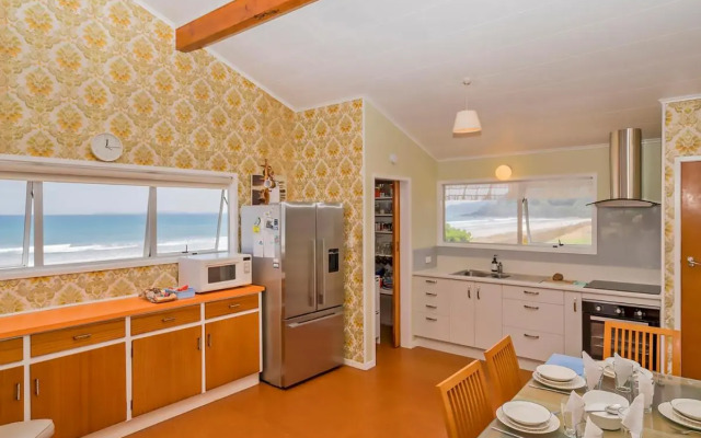 Beachfront Hideaway - Matarangi Holiday Home