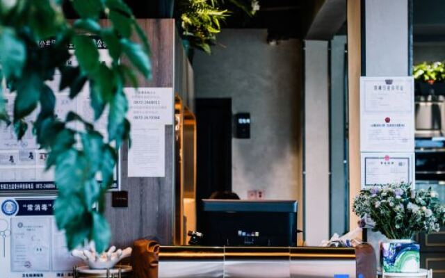 Dongmo · Internet Red Travel Beach Hotel (Dali Erhai Branch)