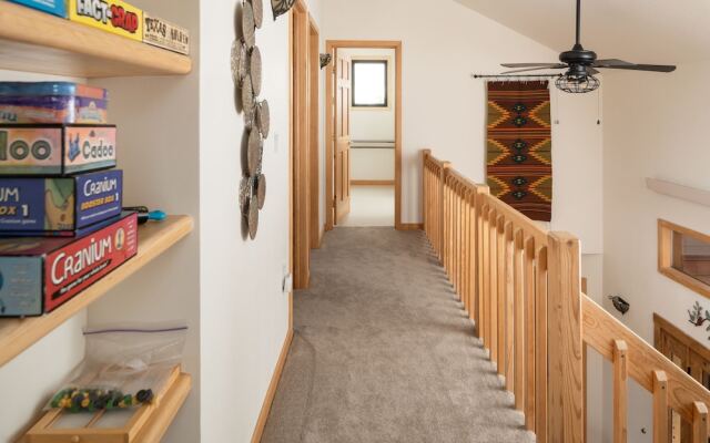 Lookout Lodge In Wondervu 4 Bedroom Home by RedAwning