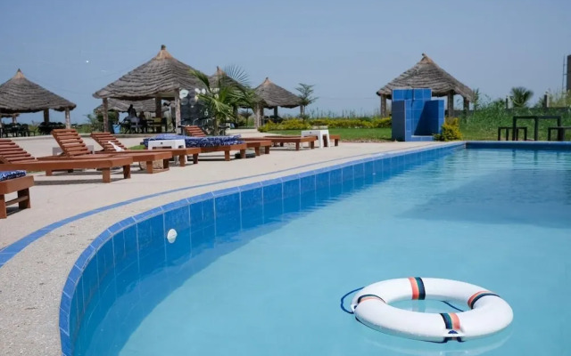 Lovely 13-bed Complex on Cape Point Beach, Bakau