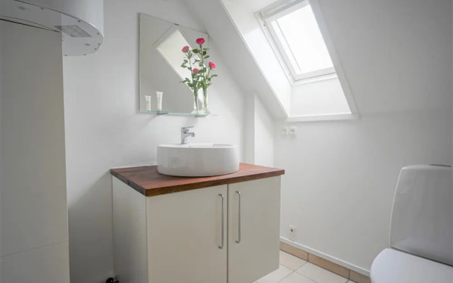 Sanders Merchant - Dreamy 3-bdr Apt w Terrace