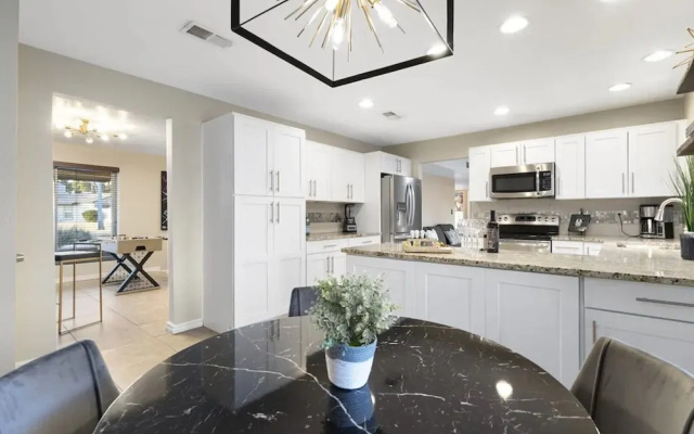 Entertainers Dream! 4 Bdrm / HTD Pool/ Games!