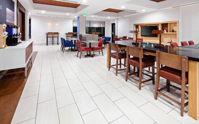 Holiday Inn Express & Suites Clovis-Fresno Area by IHG