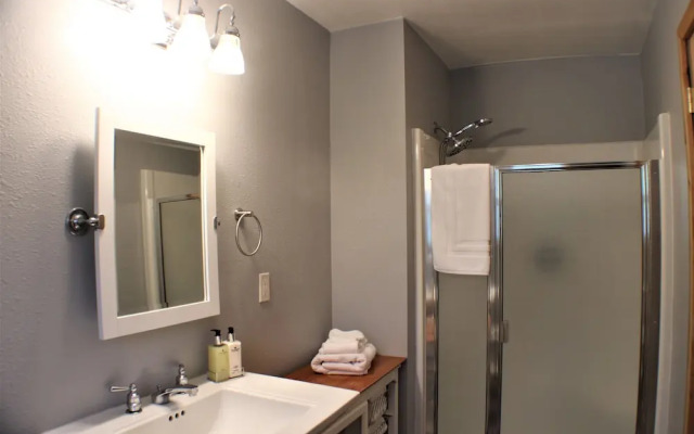 River Road Venue & Lodging