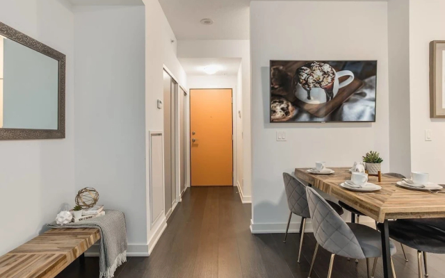 QuickStay - Classy & Rustic Downtown Condo