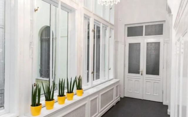 BpR Sophisticated Astoria Suite with Balcony