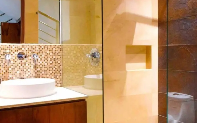 LUXURY CONDO STEPS FROM 5th AV & BEACH
