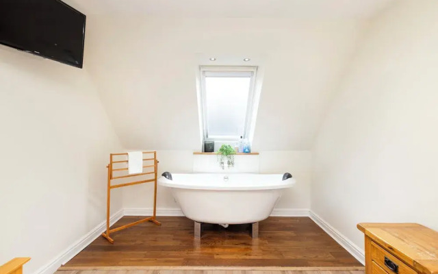 JOIVY Inviting Flat Near Edinburgh Castle W/ Parking