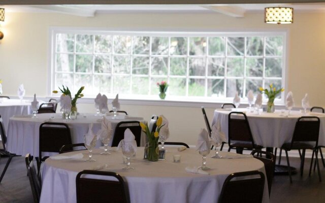 Edgewater Inn & Riverside Grill