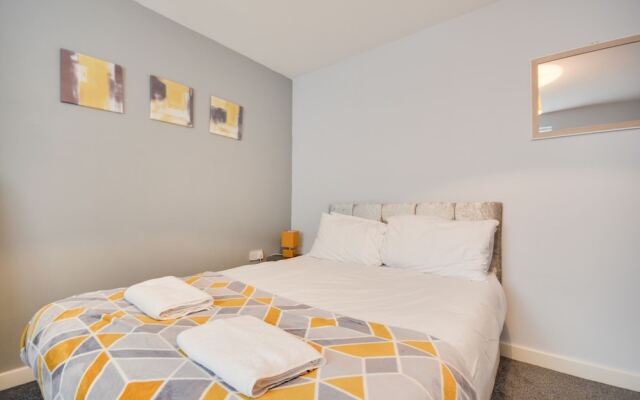 Cosy 2 Bedroom Apartment with Parking
